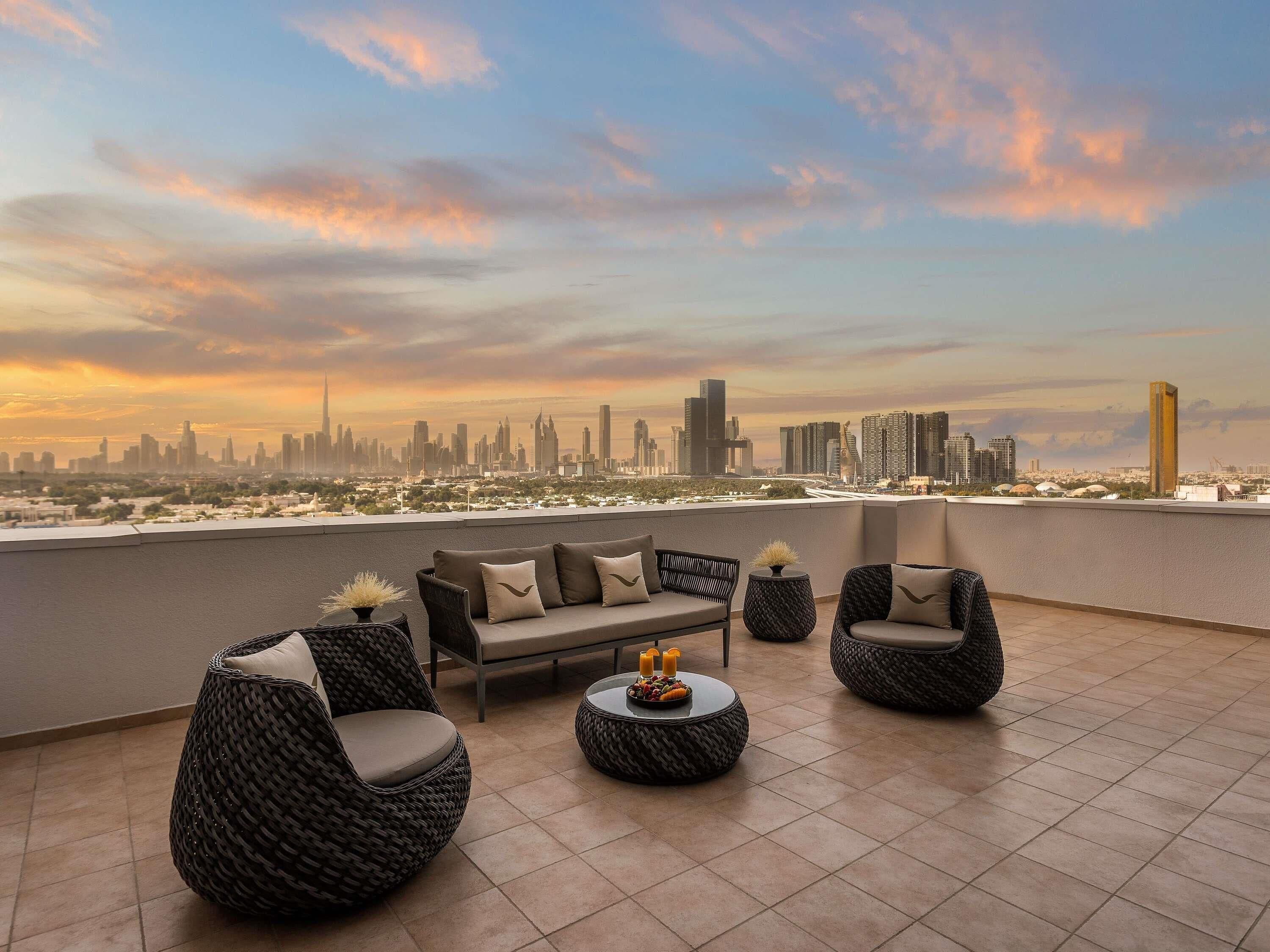 Apartamento, 2 quartos (Burj Khalifa View) | Cofres nos quartos, escrivaninha, espaço de trabalho para notebook