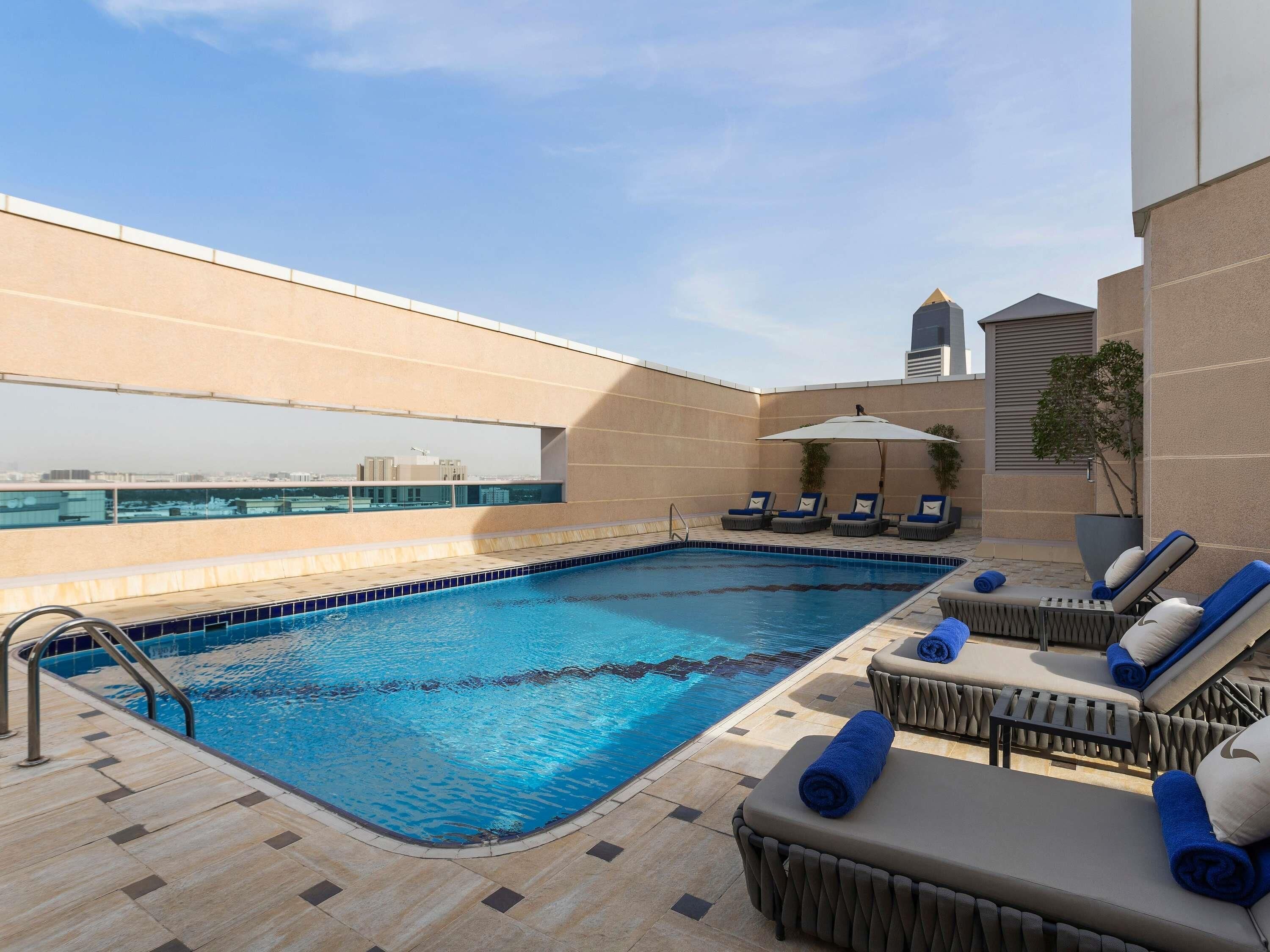 Piscina externa, guarda-sóis, espreguiçadeiras