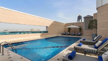 Piscina externa, guarda-sóis, espreguiçadeiras