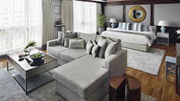 Junior Studio Suite | In-room safe, desk, laptop workspace, blackout curtains