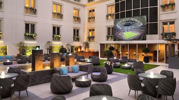 2 bars/lounges, poolside bar
