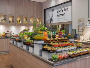 6 restaurantes, se sirven desayunos, comidas y cocina internacional