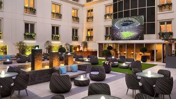 2 bares/lounges, bar ao lado da piscina