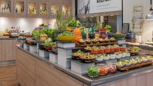 Montaje de buffet con diversos platos y un letrero que dice 'cocina en vivo del chef'.