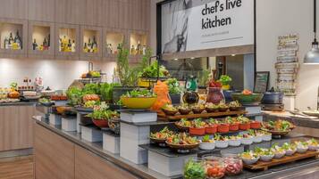 6 restaurants; breakfast, lunch and dinner served