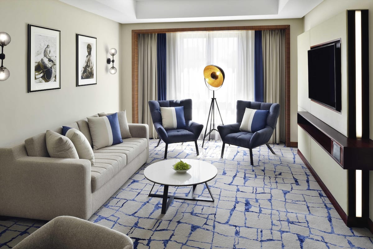 Deluxe Suite, 1 King Bed | 1 bedroom, in-room safe, desk, laptop workspace