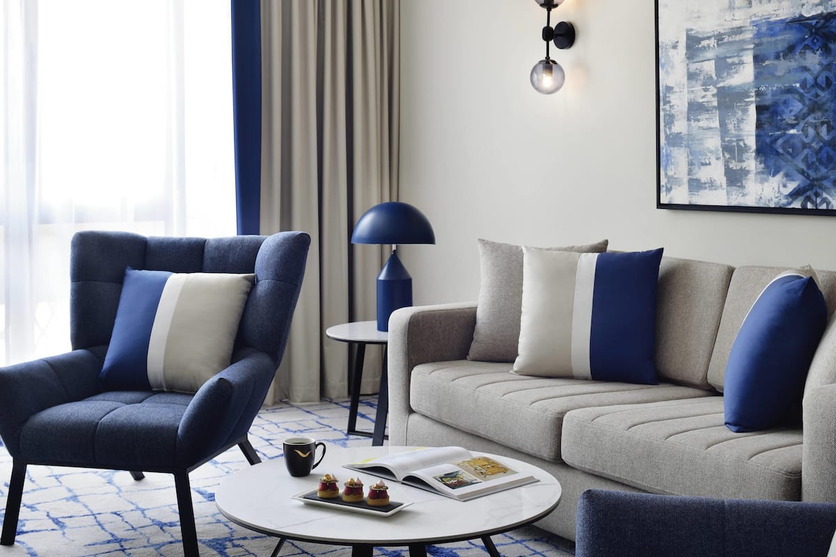 Deluxe-sviitti, 1 suuri parisänky | Tallelokero huoneessa, työpöytä