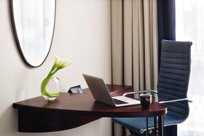 Family Room, 1 King Bed | In-room safe, desk, laptop workspace, blackout drapes