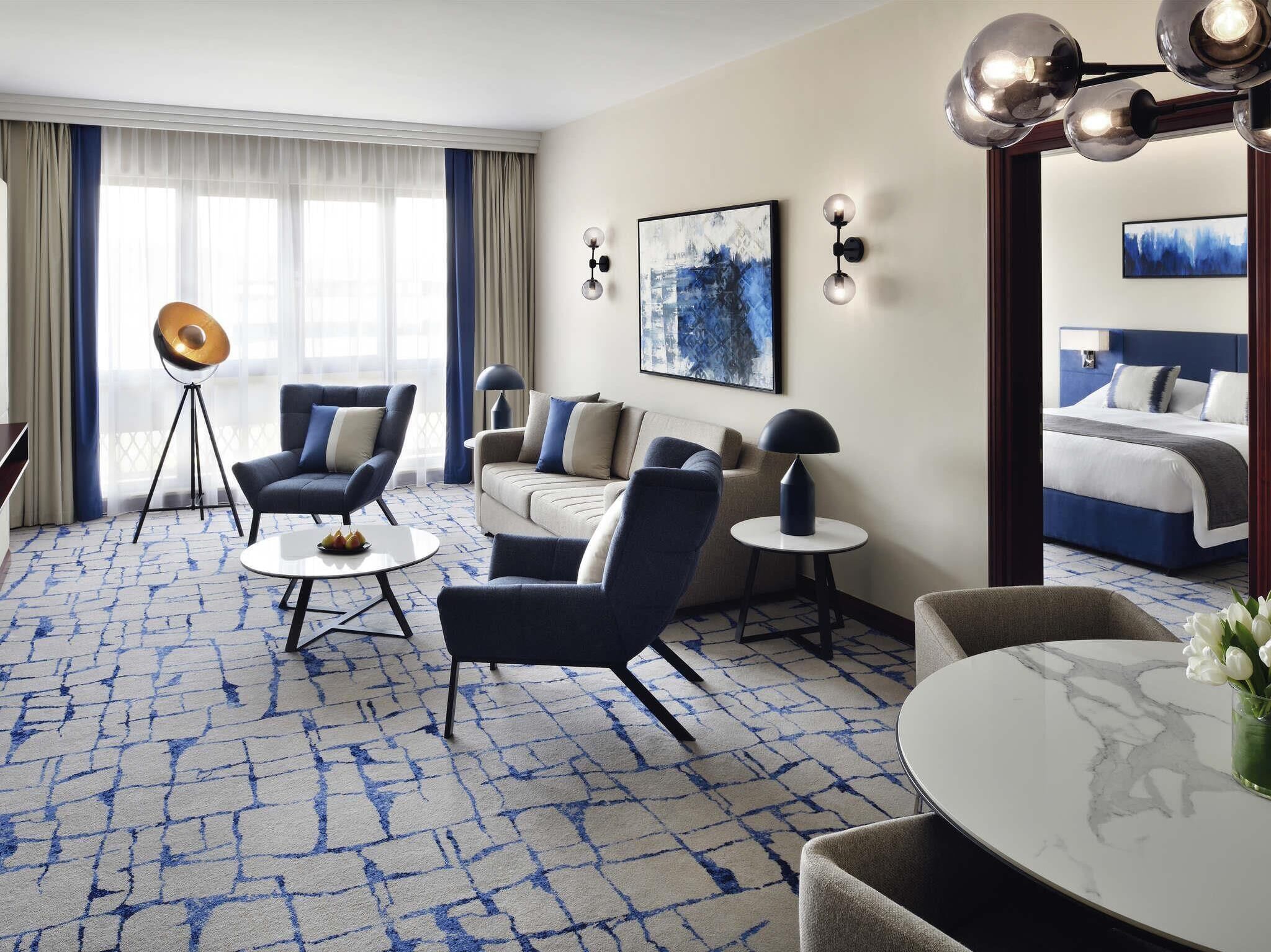 Suite Deluxe, 1 très grand lit | Coffres-forts dans les chambres, bureau
