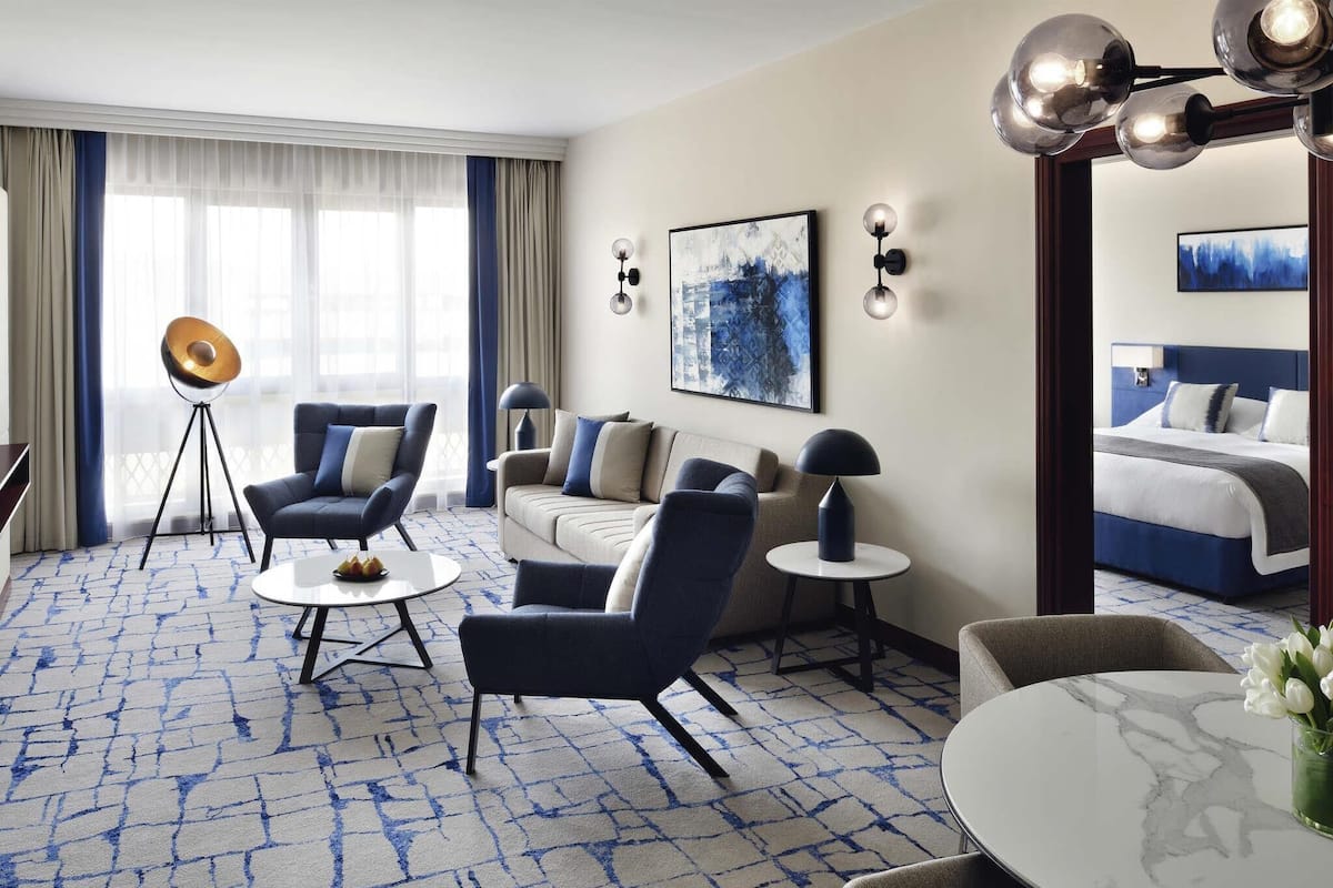 Suite Deluxe, 1 trĂšs grand lit | Coffres-forts dans les chambres, bureau