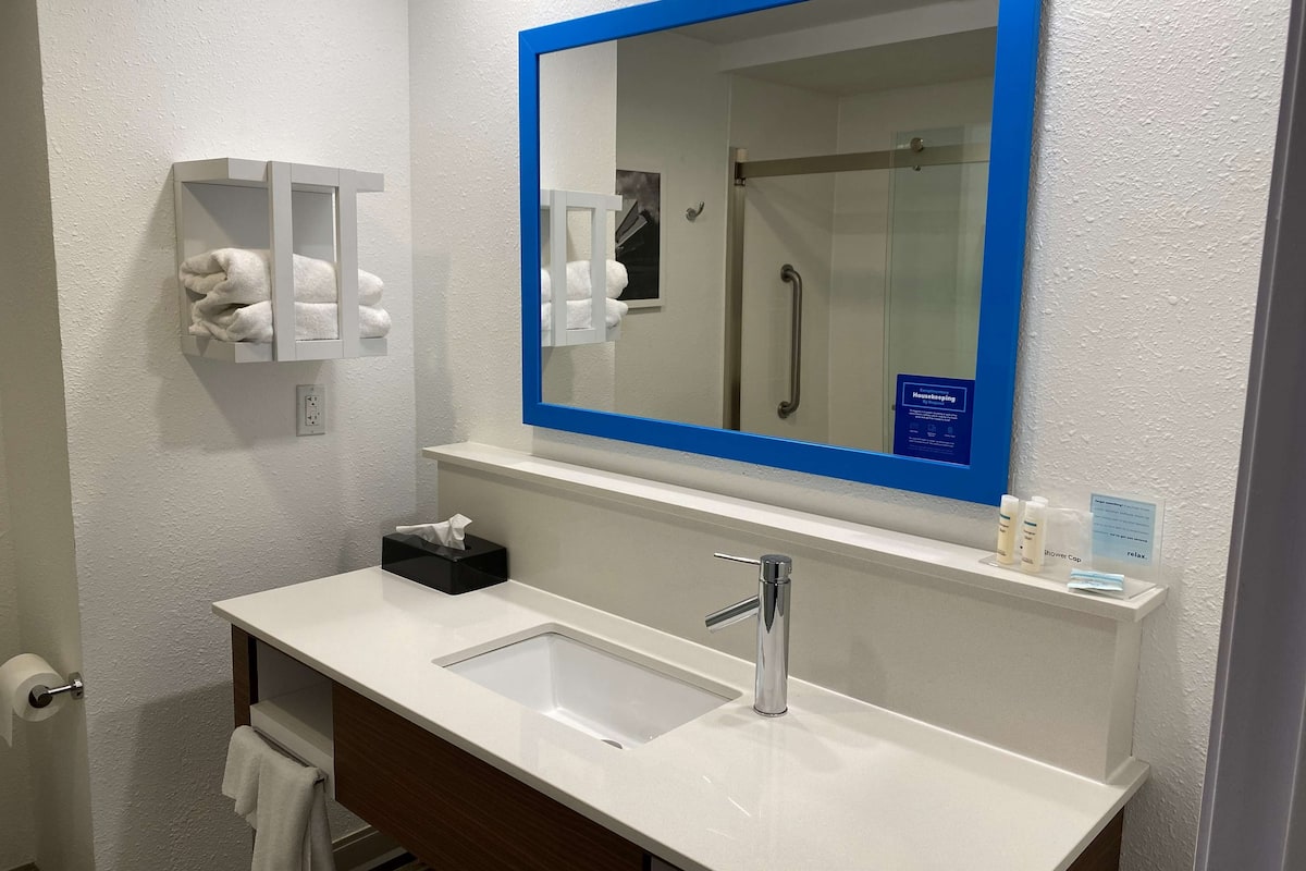 free toiletries, towels