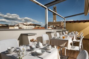Outdoor dining - Hotel della Signoria (Florence)