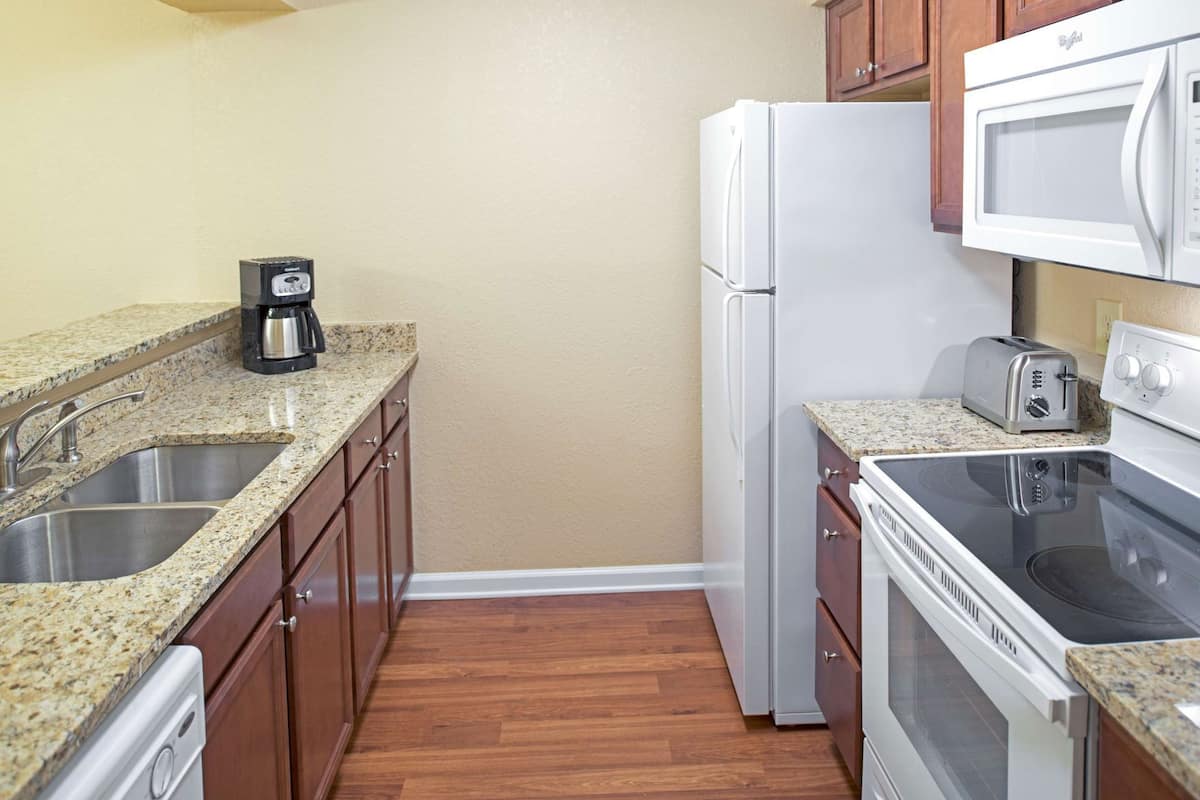 Private kitchen | Fridge, microwave, coffee/tea maker, cookware/dishes/utensils