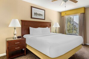 Sängtillbehör av högsta kvalitet och värdeförvaringsskåp på rummet