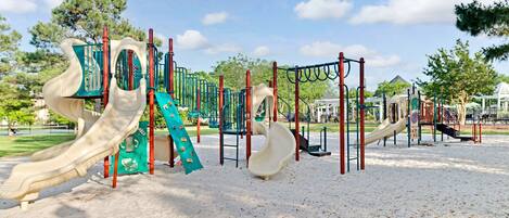 Un parque infantil con toboganes y estructuras para escalar.