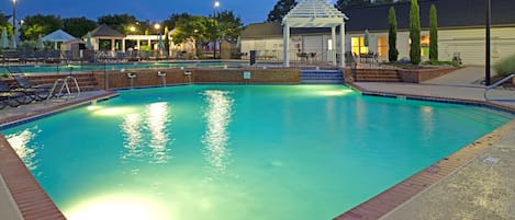 Una piscina cubierta, una piscina al aire libre, sombrillas, tumbonas