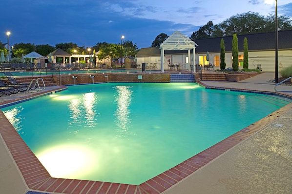 Piscine intérieure, piscine extérieure, parasols, chaises longues