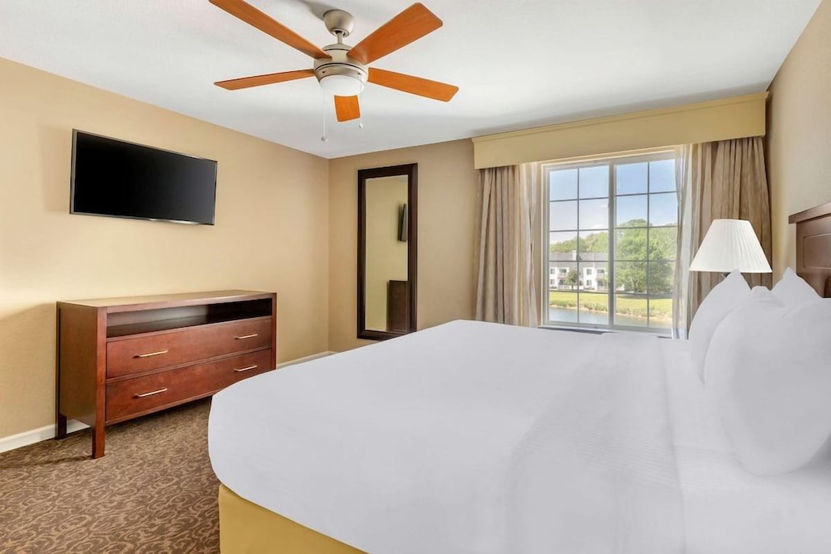 Premium bedding, in-room safe, desk, laptop workspace
