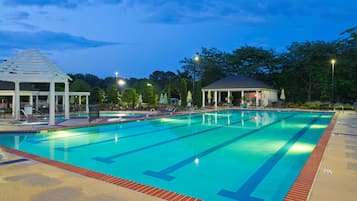 من حمّامات السباحة المغطاة، حمّام سباحة خارجي، مظلات على حمّام السباحة