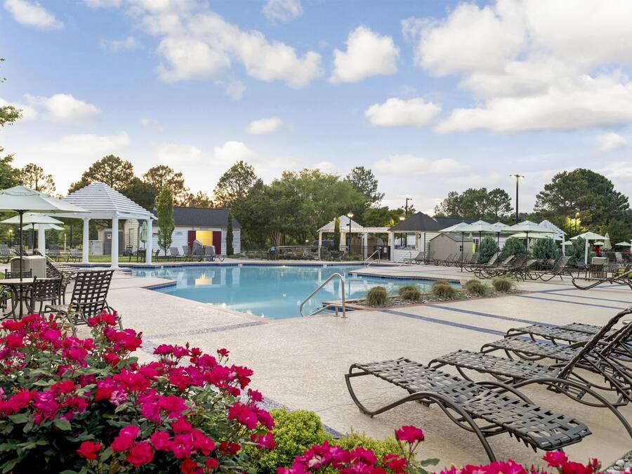 Piscina interna, piscina externa, guarda-sóis, espreguiçadeiras