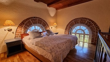 Suite, 1 Schlafzimmer (Schloss-elevator access) | Allergikerbettwaren, individuell dekoriert, individuell eingerichtet