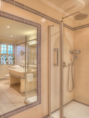 Suite (Marstall) | Baño | Secador de pelo, albornoces y toallas