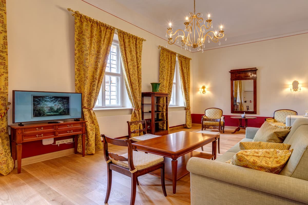 Una sala de estar con un mueble de televisión de madera, una mesa de comedor y un sofá.