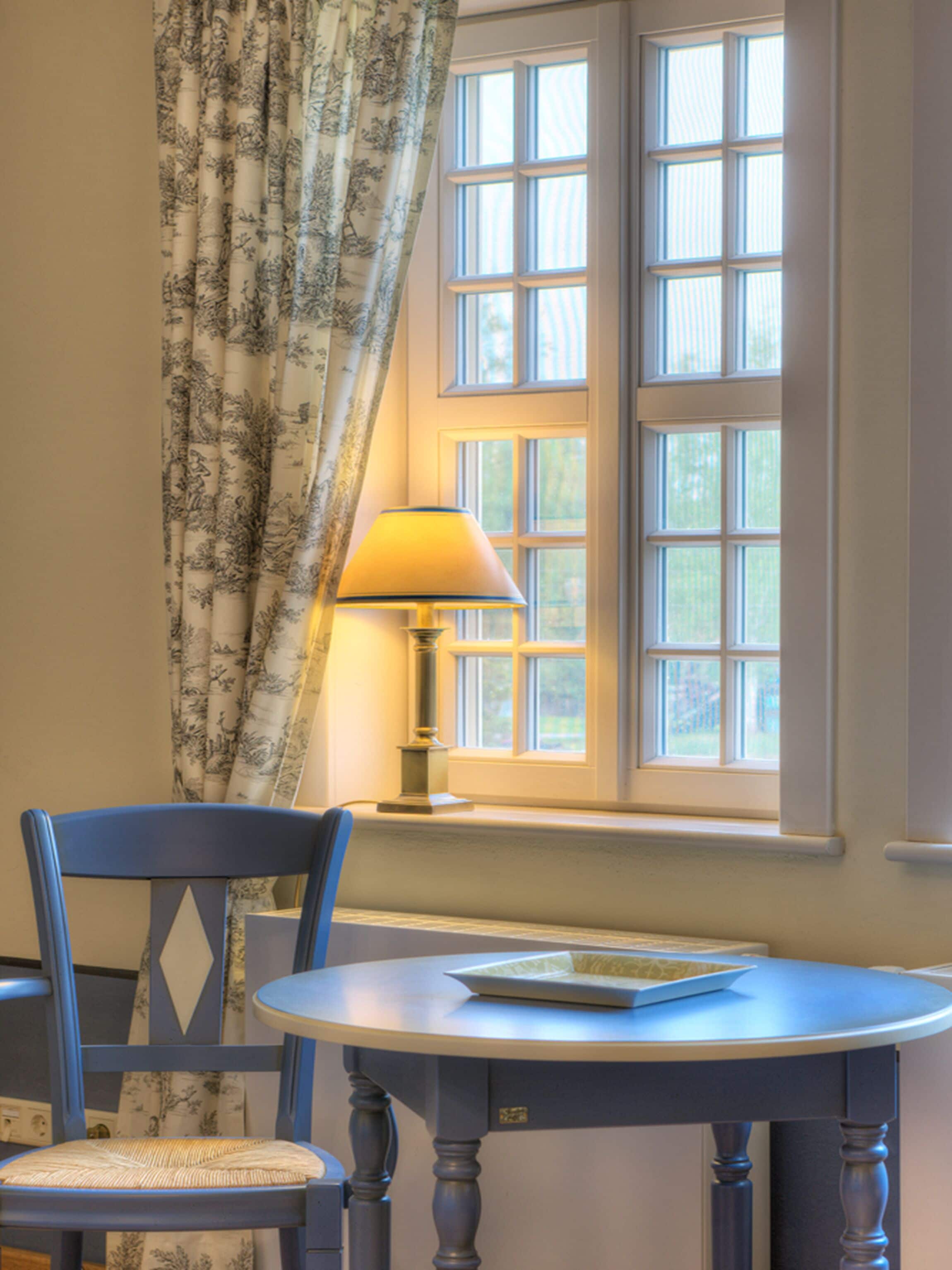 basic double room (marstall) | living area | flat-screen tv