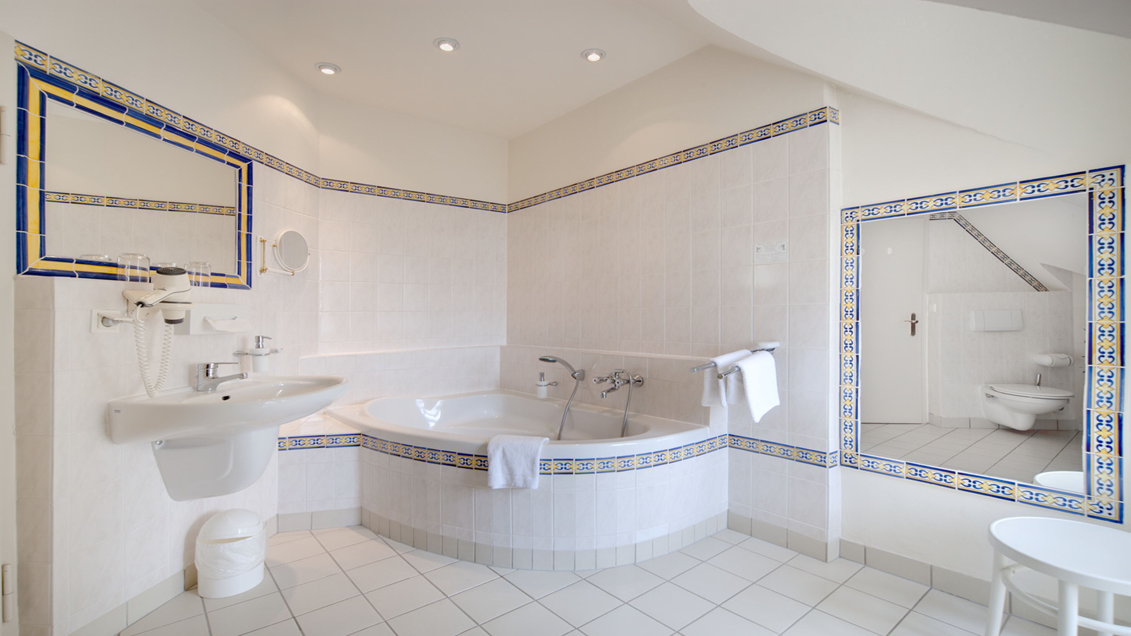 Un bany modern amb una banyera independent, un lavabo i un vàter.
