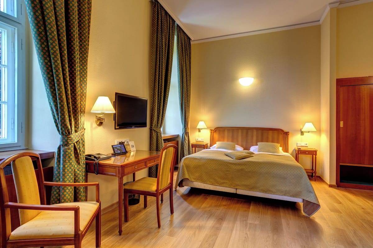 Habitación básica doble (Schloss-elevator access) | Ropa de cama hipoalergénica y escritorio