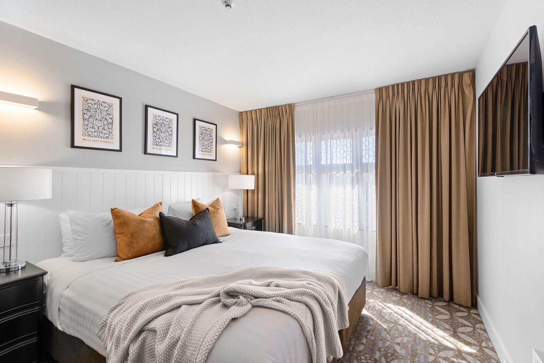 Tabla de planchar con plancha, wifi gratis y ropa de cama 