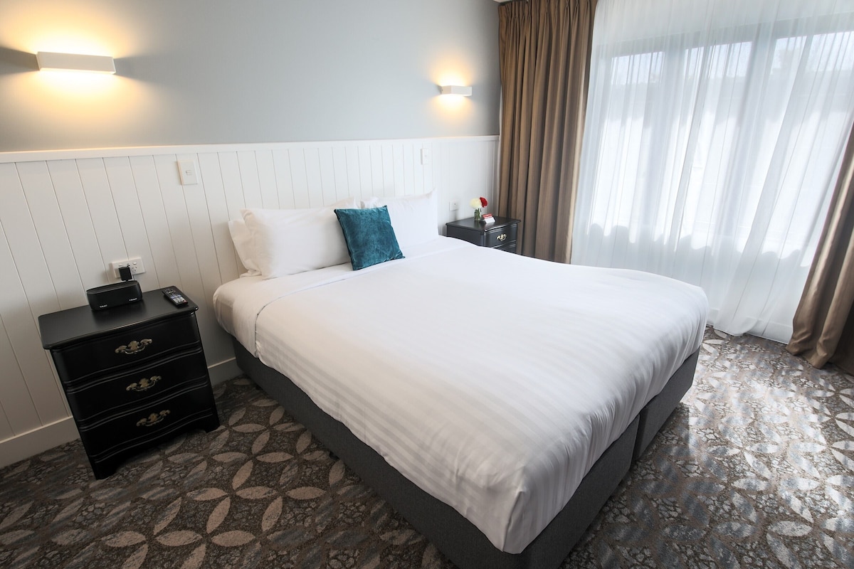 Een strijkplank/strijkijzer, gratis wifi, beddengoed