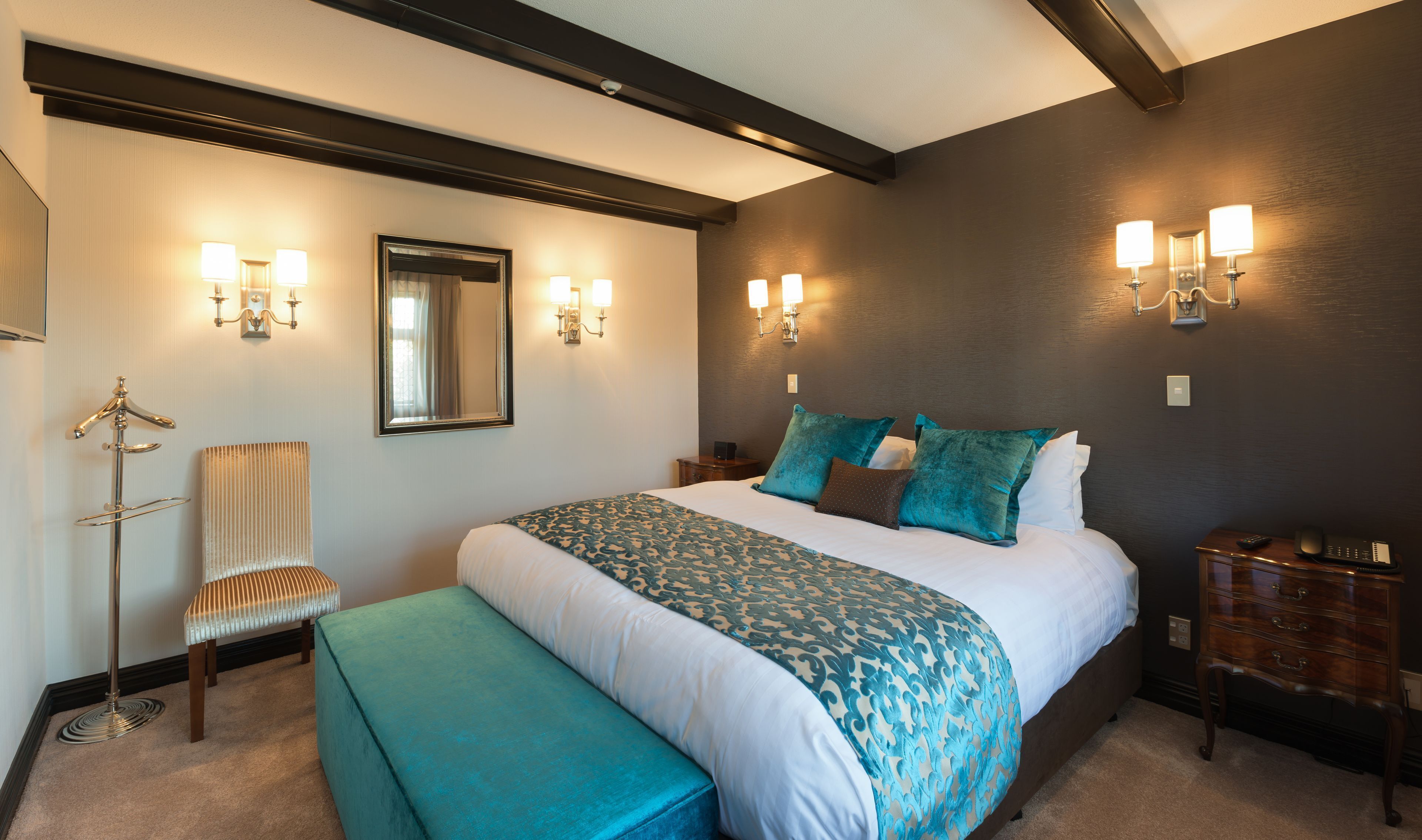 Tabla de planchar con plancha, wifi gratis y ropa de cama 
