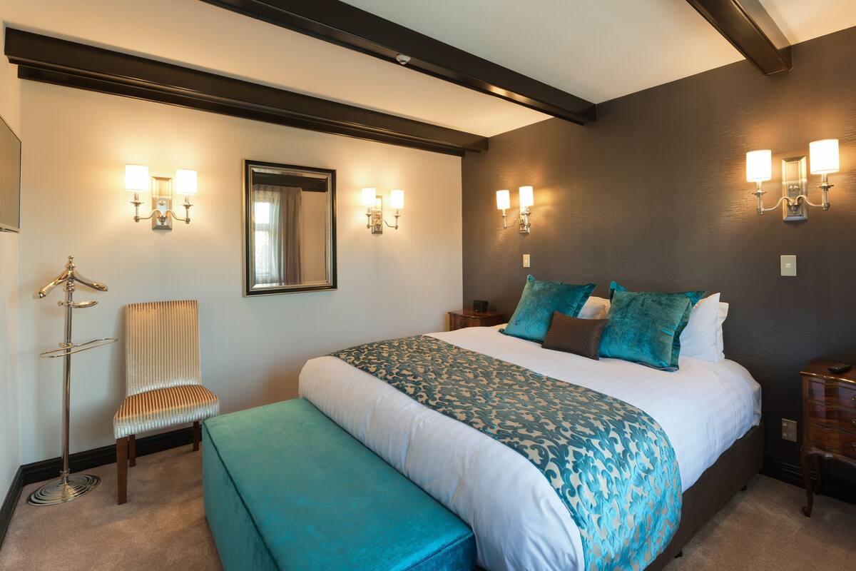 Tabla de planchar con plancha, wifi gratis y ropa de cama