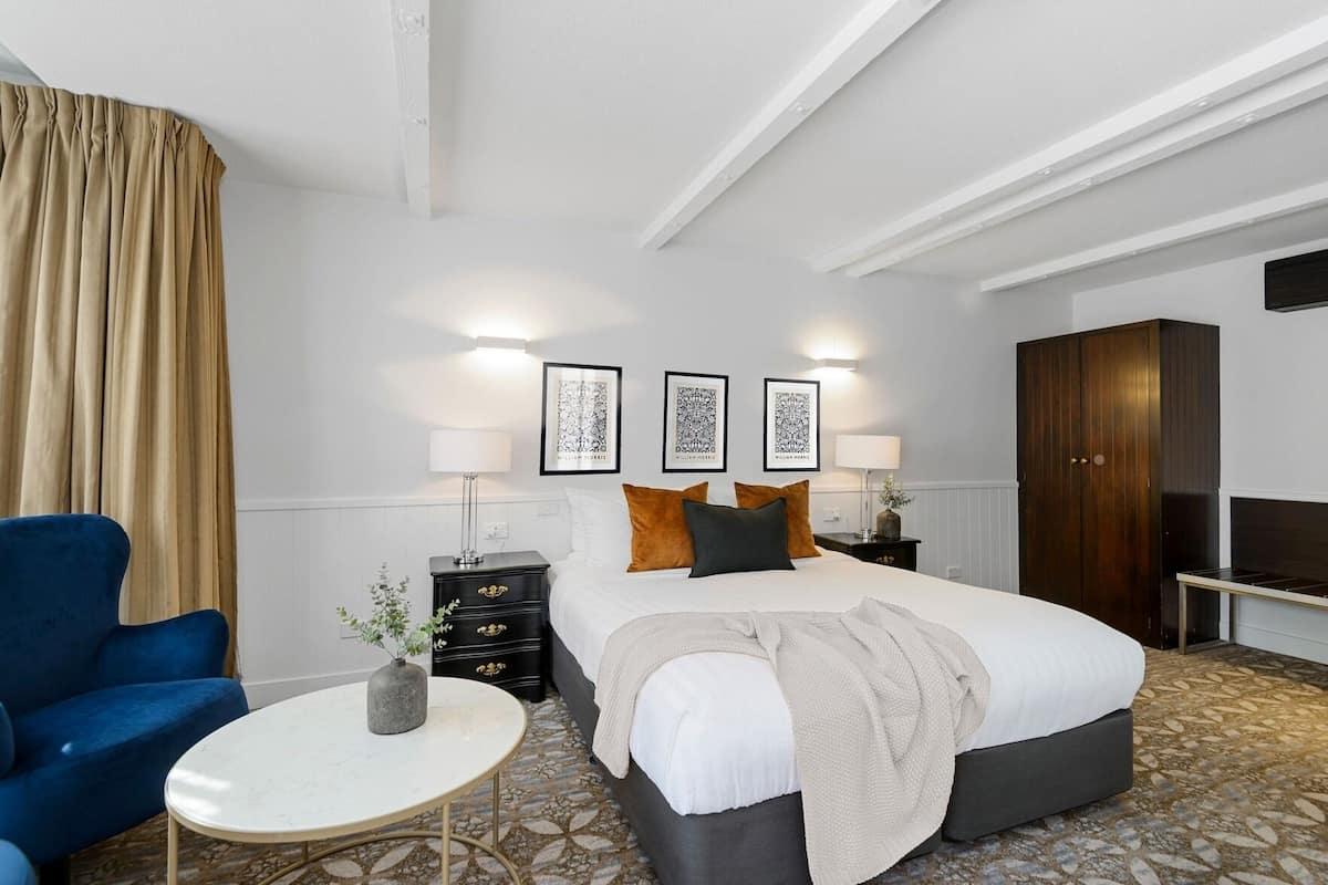 Tabla de planchar con plancha, wifi gratis, ropa de cama