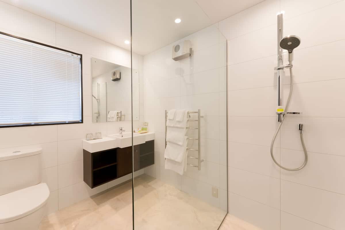 royal suite | bathroom | free toiletries, hair dryer, towels, soap