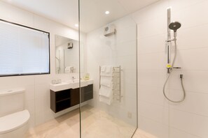 Royal suite | Badkamer | Gratis toiletartikelen, een haardroger, handdoeken, zeep