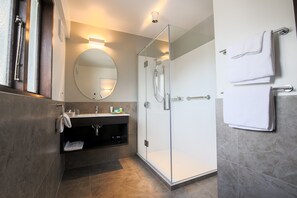 Kostenlose Toilettenartikel, Haartrockner, Handtücher, Seife