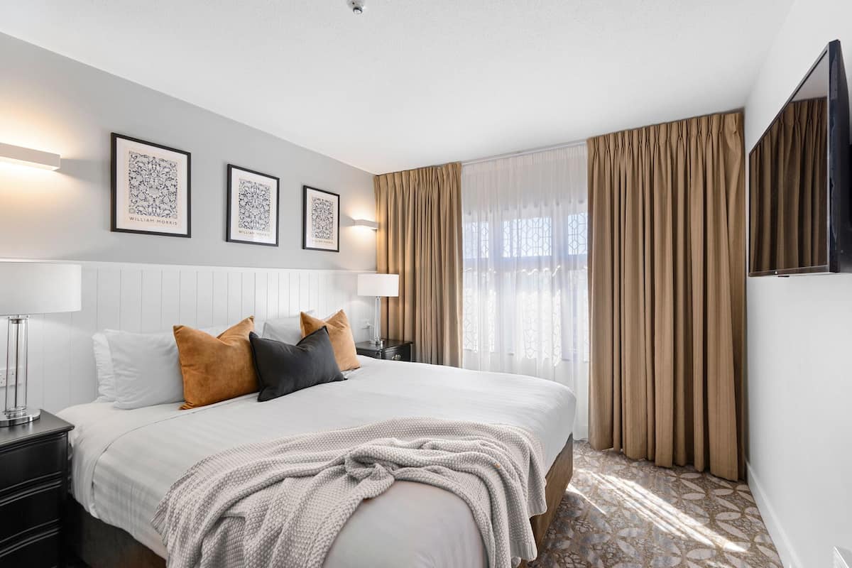 Tabla de planchar con plancha, wifi gratis, ropa de cama