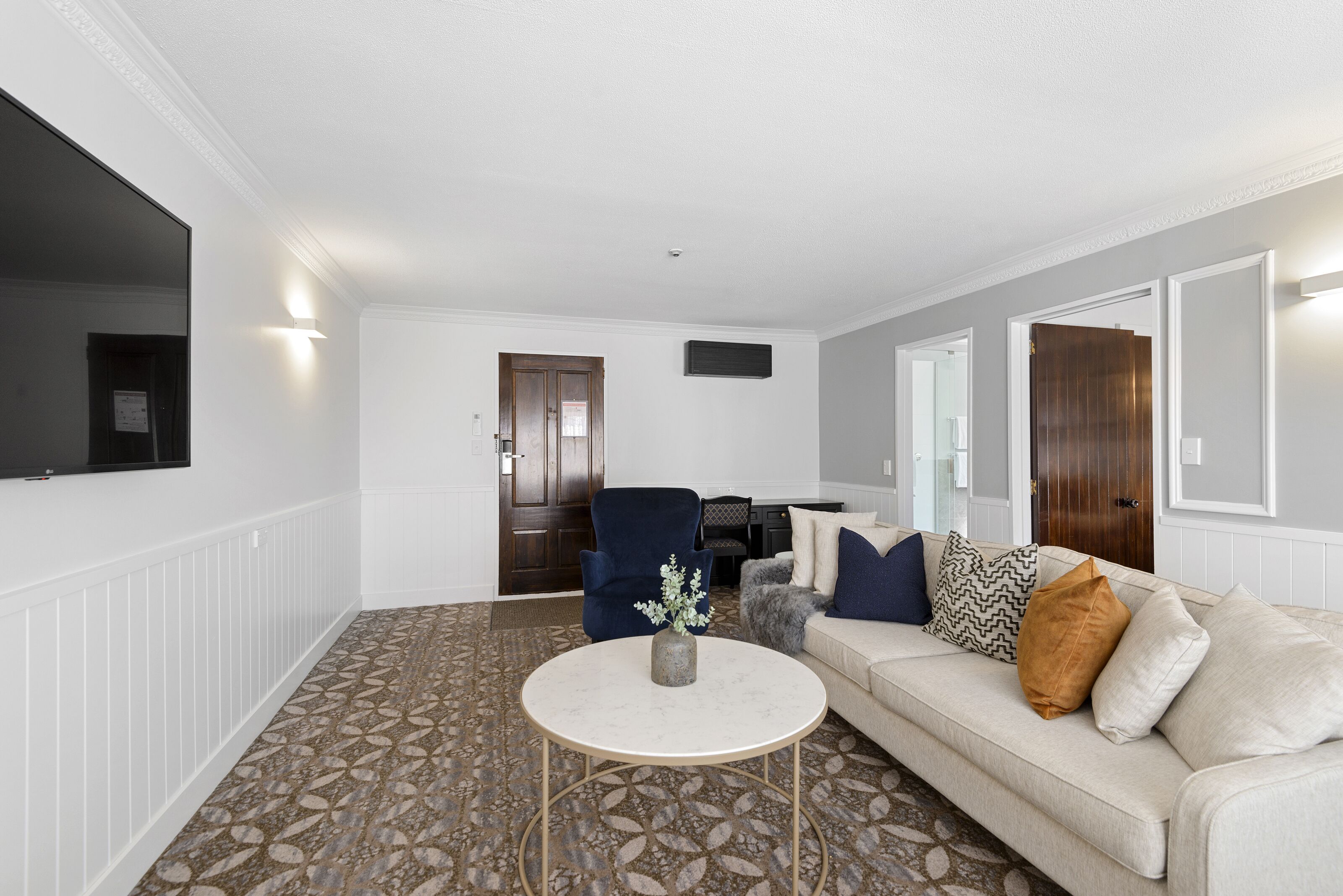 executive suite, 1 bedroom | 1 bedroom, iron/ironing board, free wifi, bed sheets