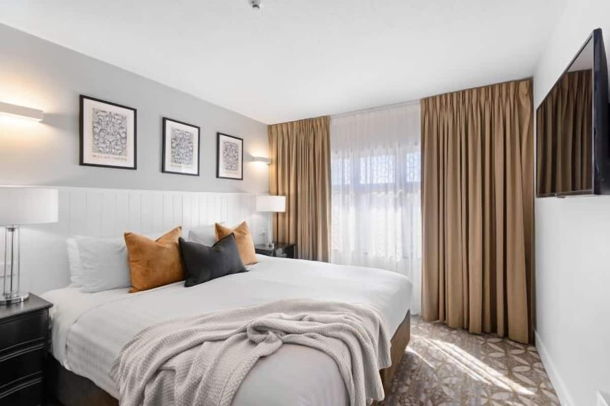 1 slaapkamer, een strijkplank/strijkijzer, gratis wifi, beddengoed