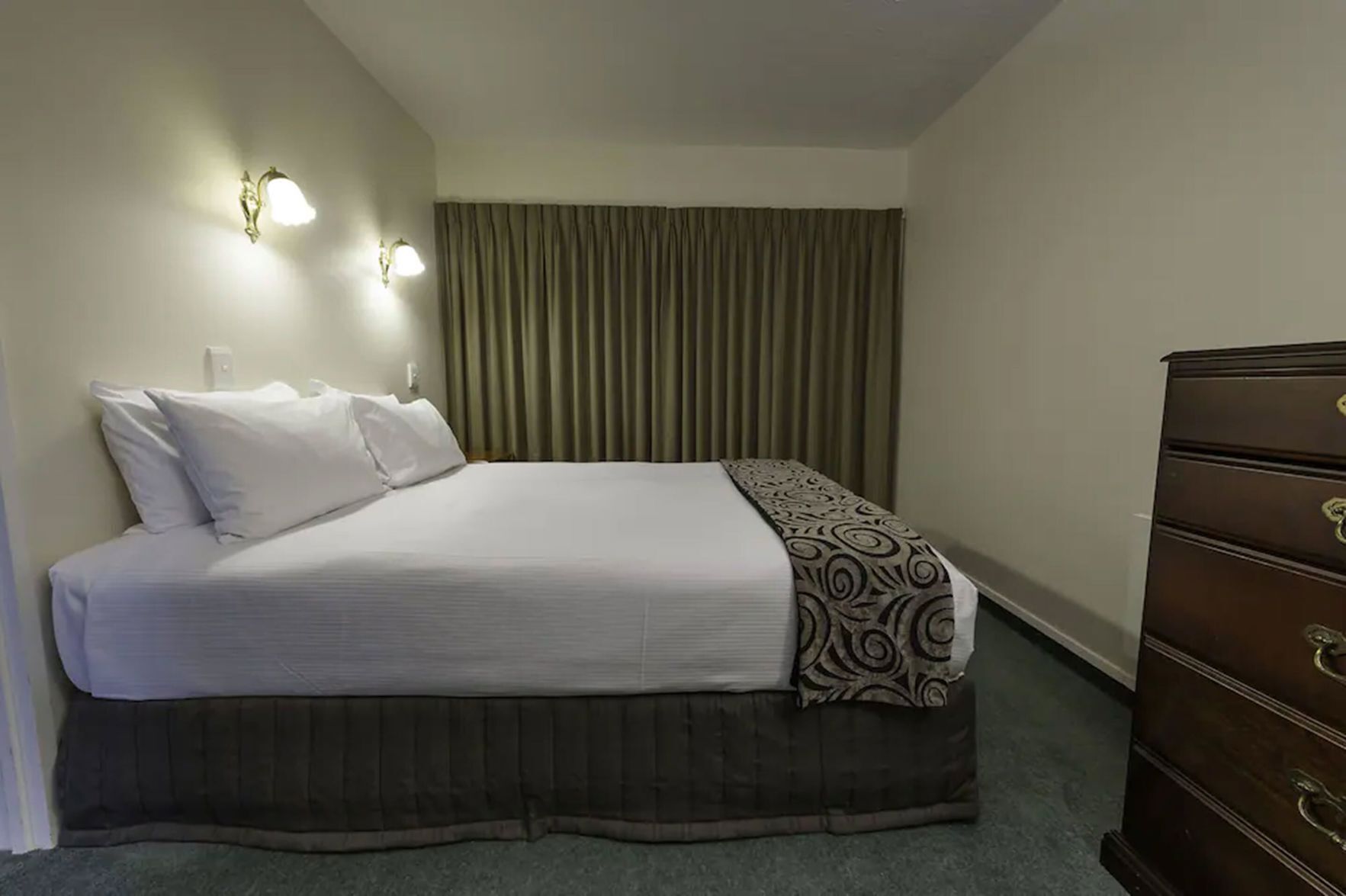 Tabla de planchar con plancha, wifi gratis y ropa de cama 
