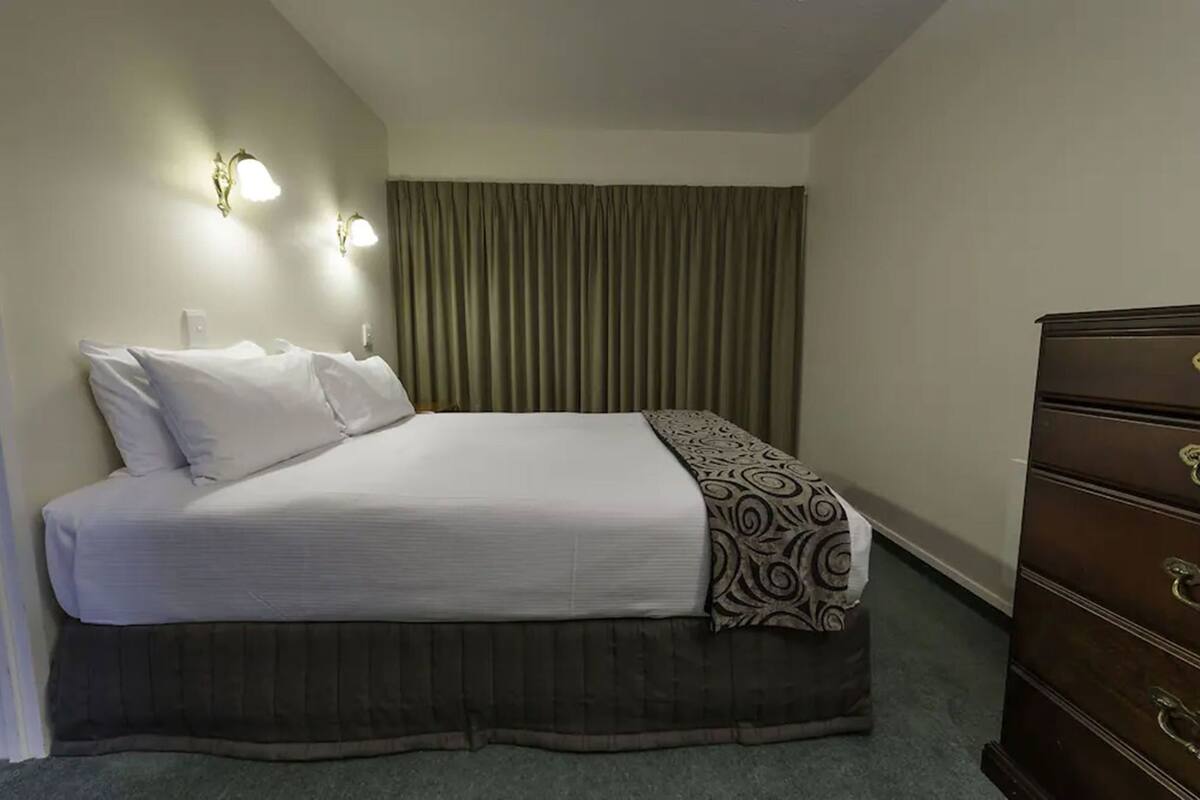 Tabla de planchar con plancha, wifi gratis y ropa de cama