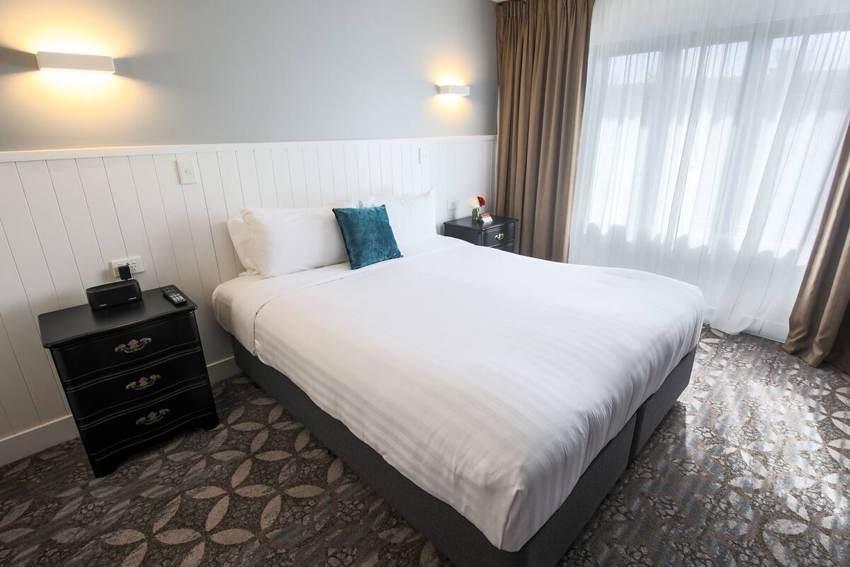 Tabla de planchar con plancha, wifi gratis y ropa de cama