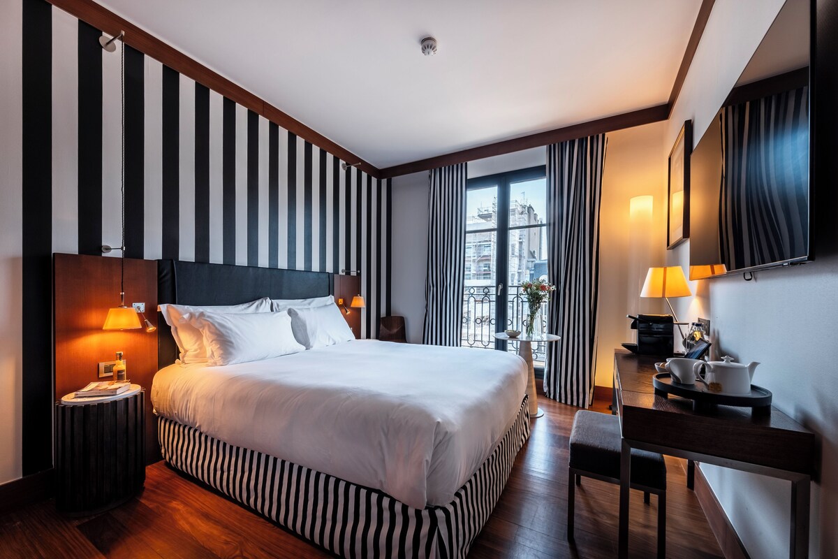 Premium bedding, down comforters, minibar (some free items)