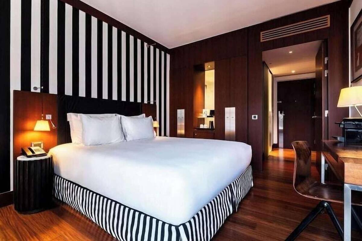 Ropa de cama de alta calidad, cubrecamas y artículos del minibar gratis