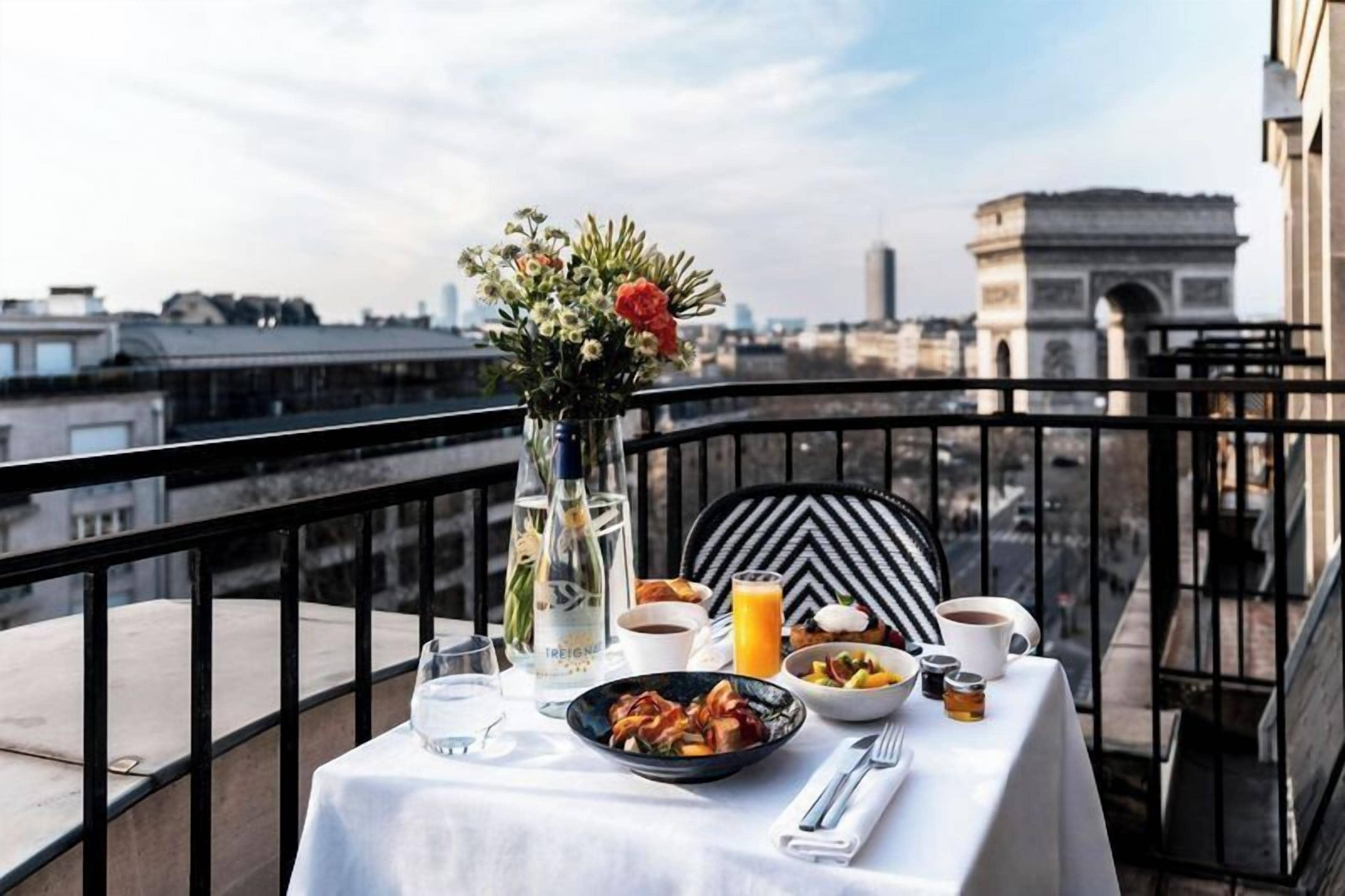 Chambre Prestige - Balcon panoramique - Arc de Triomphe | Literie de qualité supérieure, couette en duvet d'oie