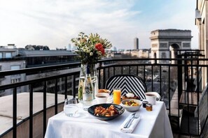 Chambre Prestige - Balcon panoramique - Arc de Triomphe | Premium bedding, down comforters, free minibar items, in-room safe