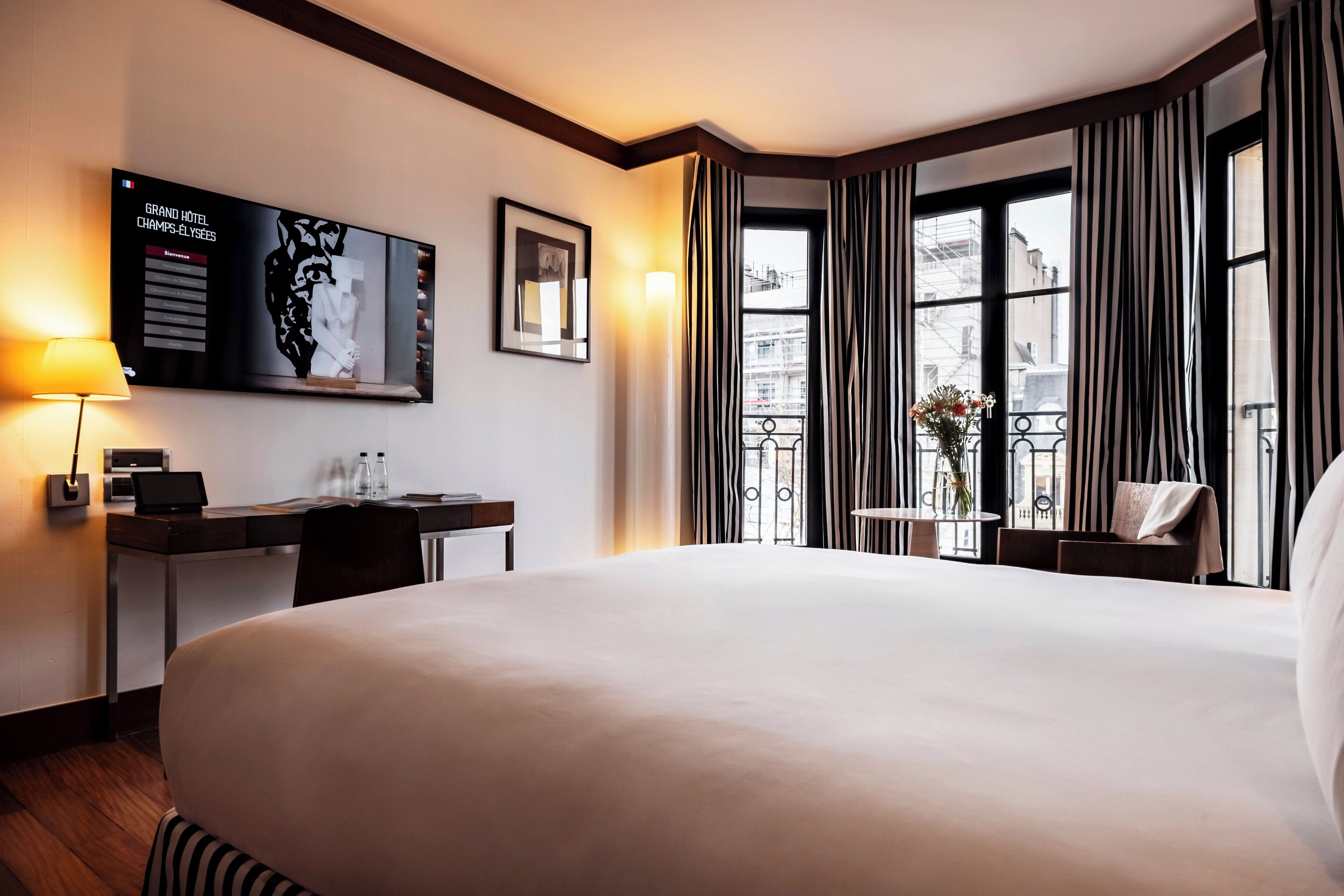 Chambre Prestige - Arc de Triomphe | Premium bedding, down comforters, free minibar items, in-room safe