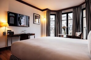 Chambre Prestige - Arc de Triomphe | Premium bedding, down comforters, free minibar items, in-room safe